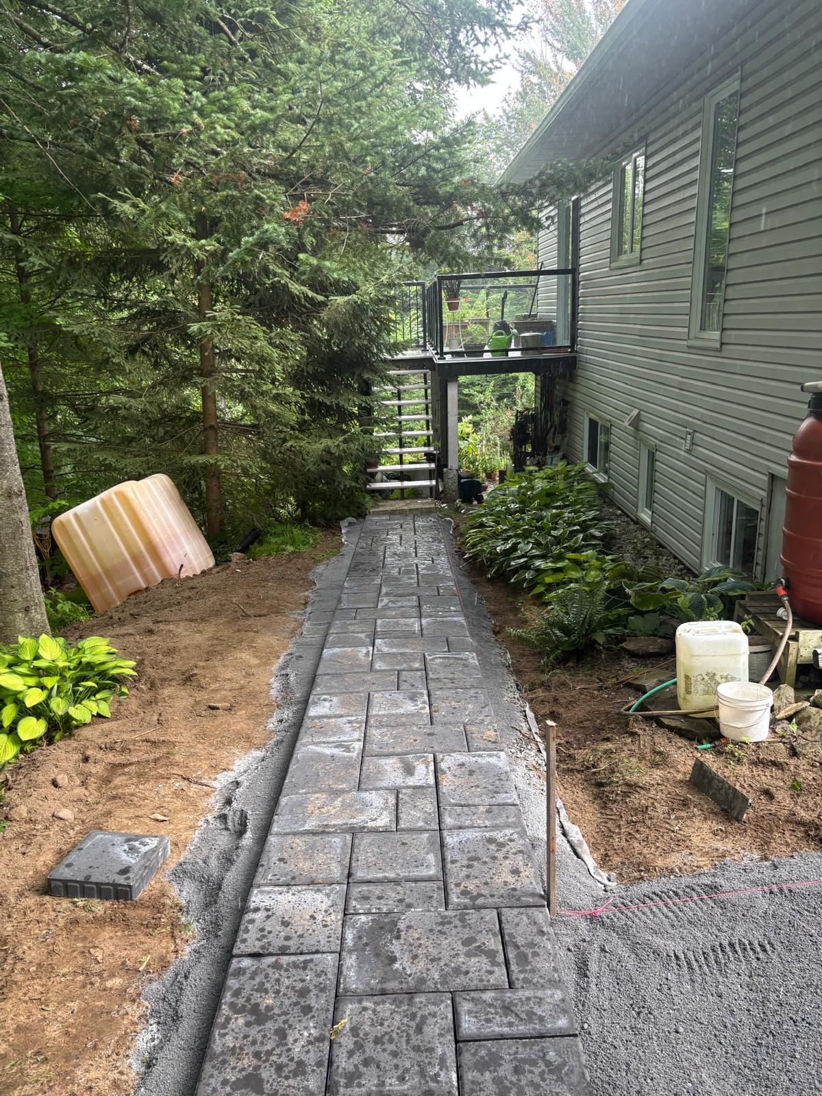 Sentier en pavé uni - travaux en cours